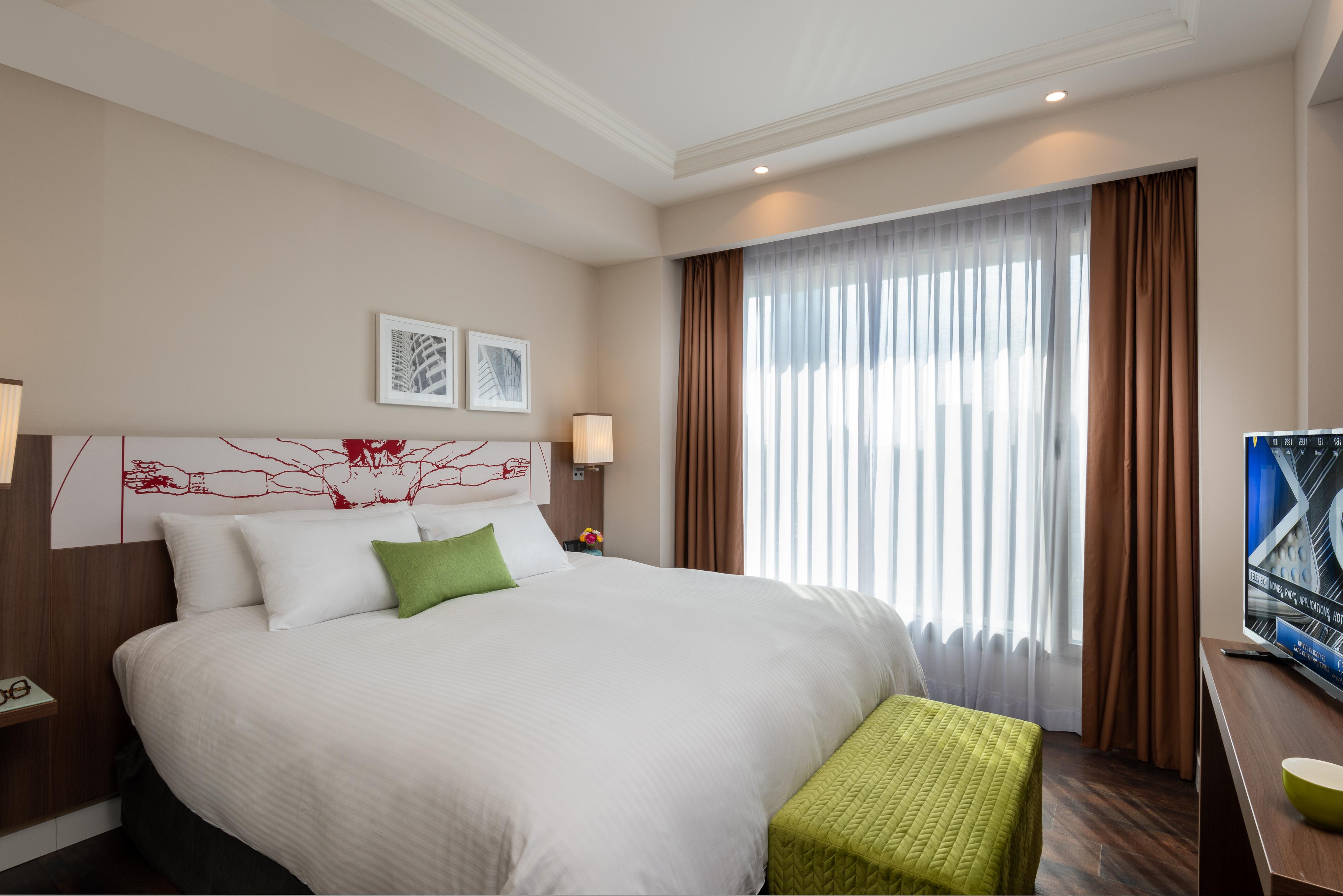 Leonardo City Tower Hotel Tel Aviv Giv'atayim Екстериор снимка A bedroom at the hotel