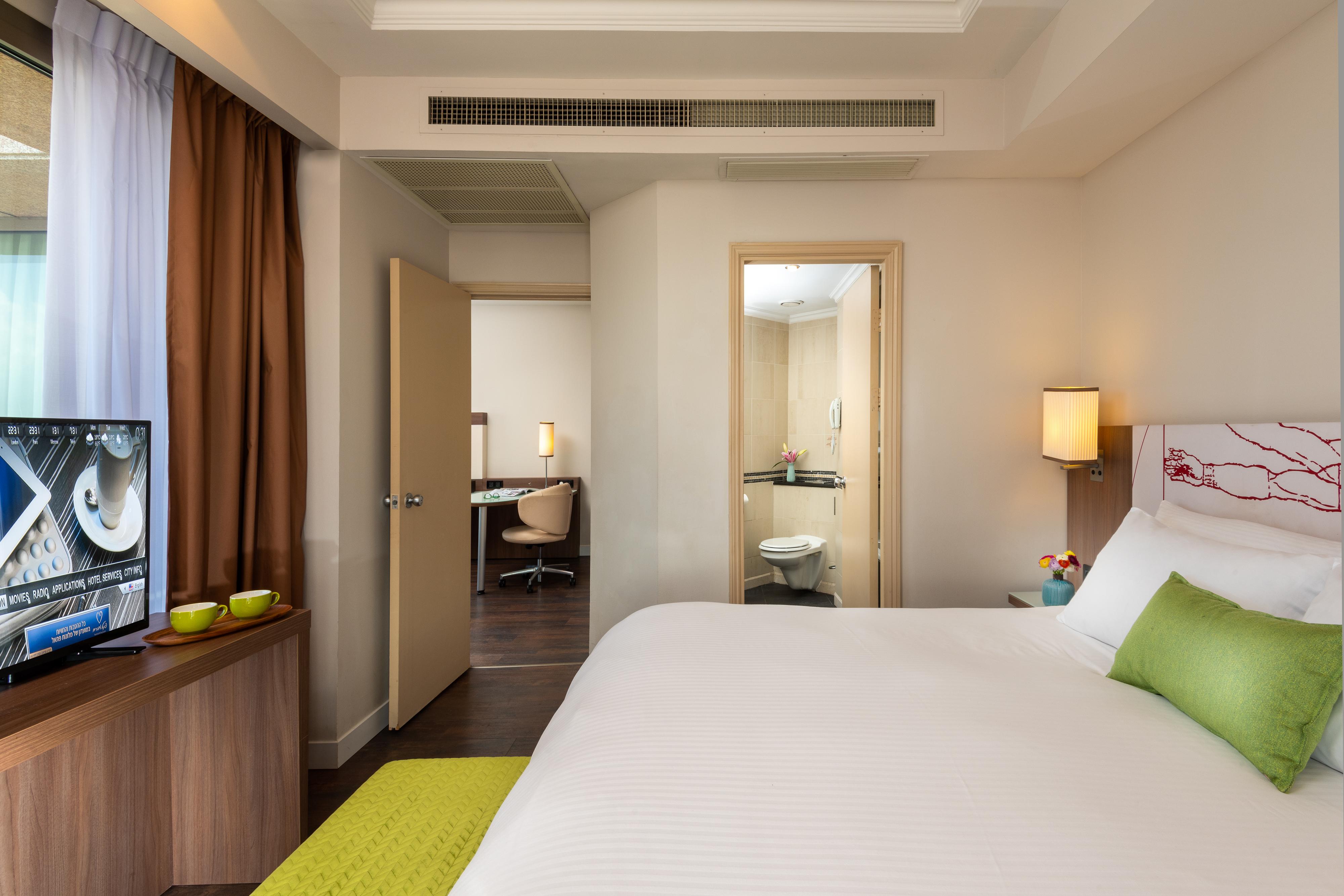 Leonardo City Tower Hotel Tel Aviv Giv'atayim Екстериор снимка A bedroom at the hotel