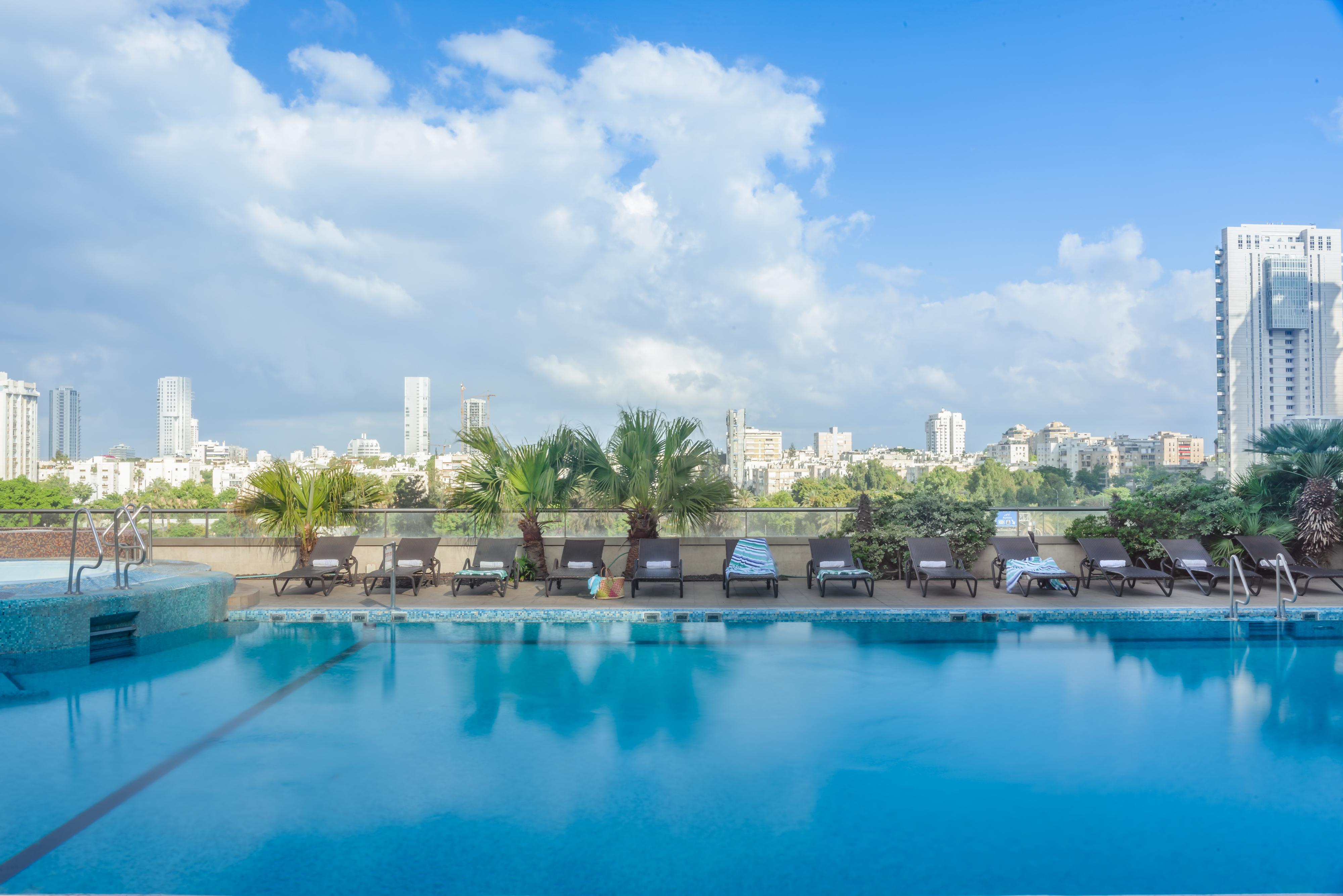 Leonardo City Tower Hotel Tel Aviv Giv'atayim Екстериор снимка The swimming pool at the hotel