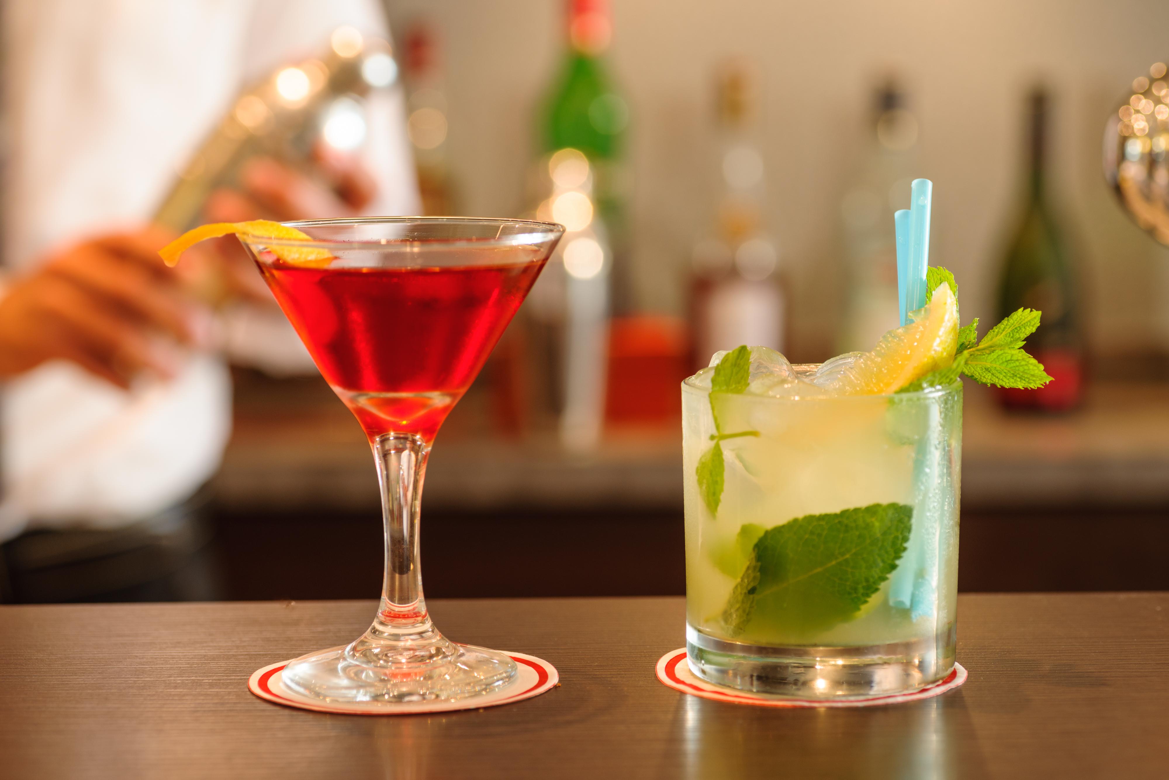 Leonardo City Tower Hotel Tel Aviv Giv'atayim Екстериор снимка A cosmopolitan (left) and a mojito (right)
