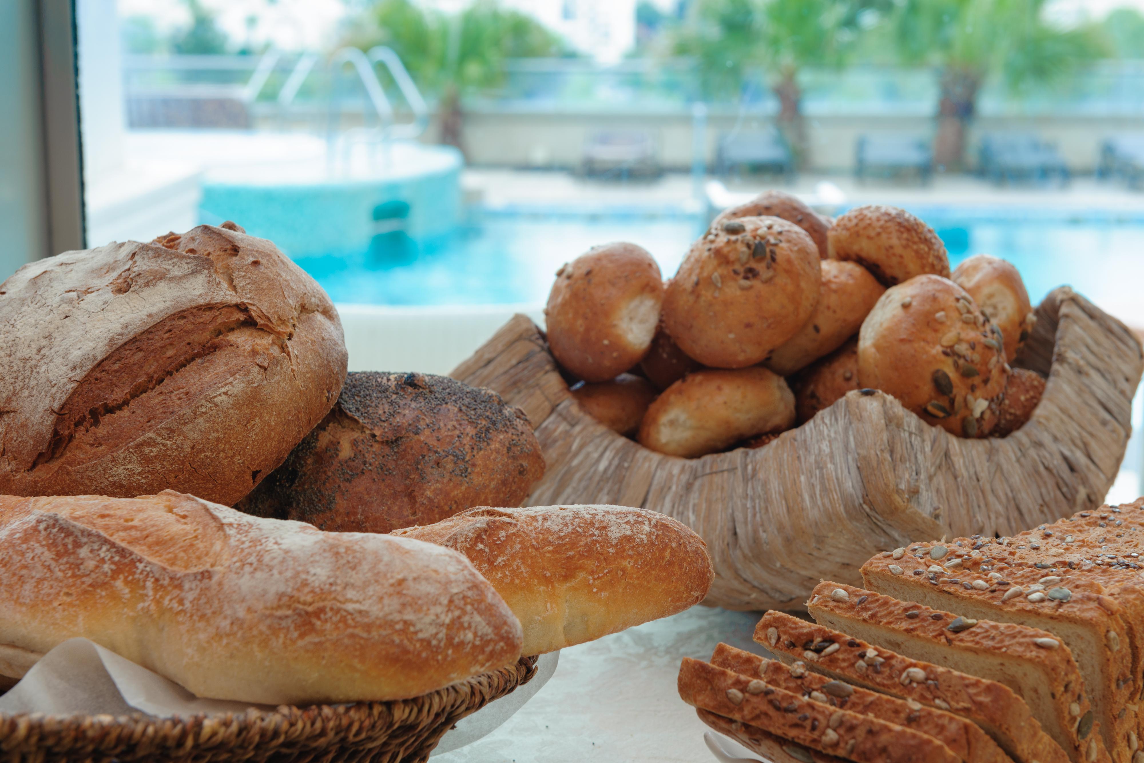 Leonardo City Tower Hotel Tel Aviv Giv'atayim Екстериор снимка Bread