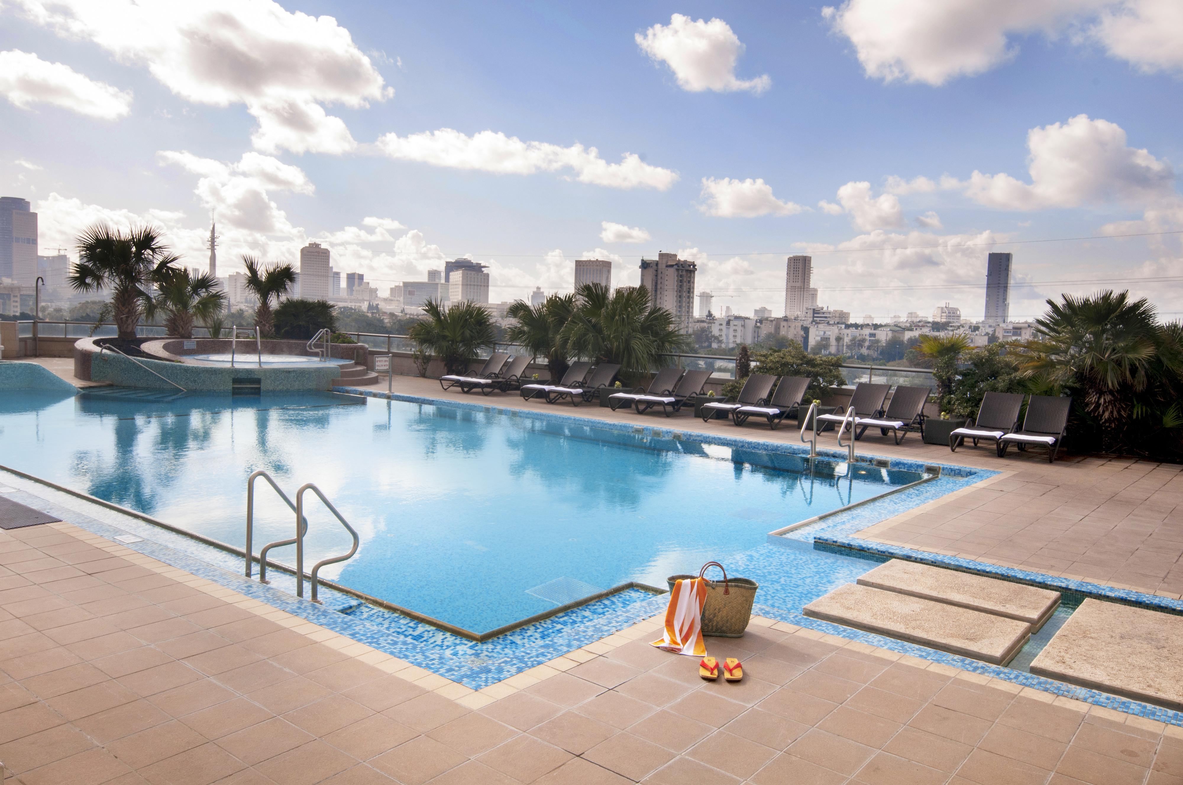 Leonardo City Tower Hotel Tel Aviv Giv'atayim Екстериор снимка The swimming pool at the hotel