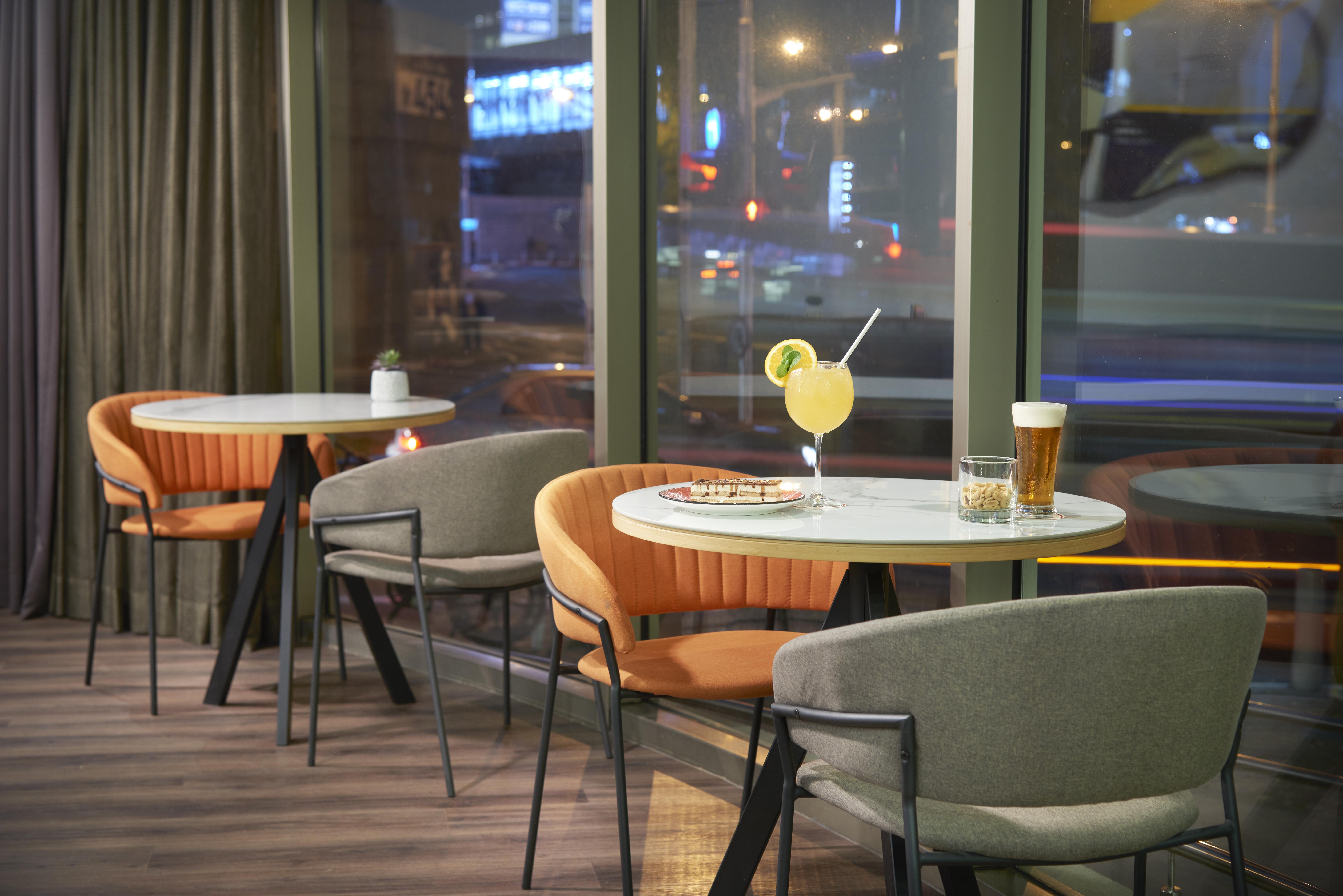Leonardo City Tower Hotel Tel Aviv Giv'atayim Екстериор снимка The lounge at the airport