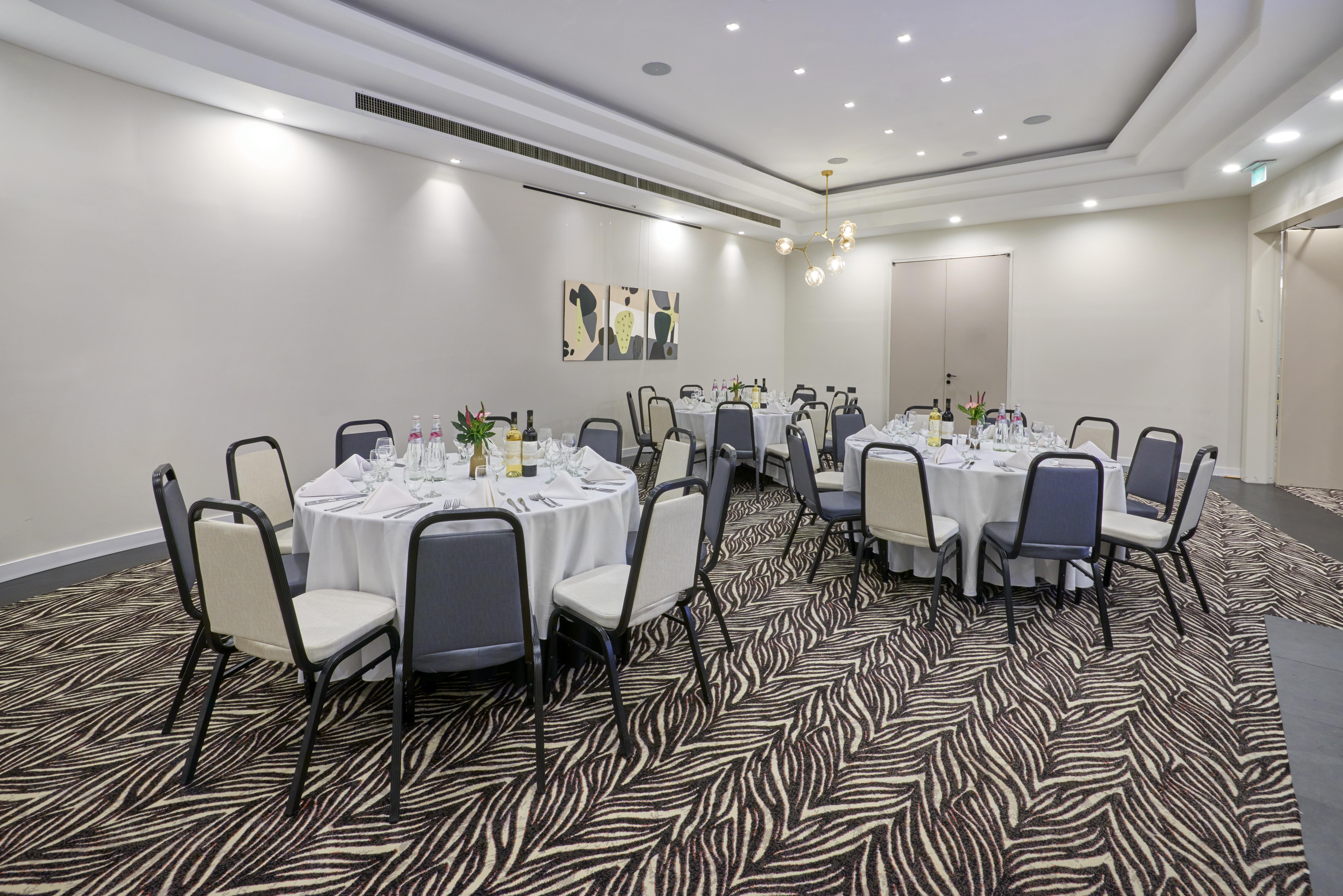 Leonardo City Tower Hotel Tel Aviv Giv'atayim Екстериор снимка The hotel's meeting room