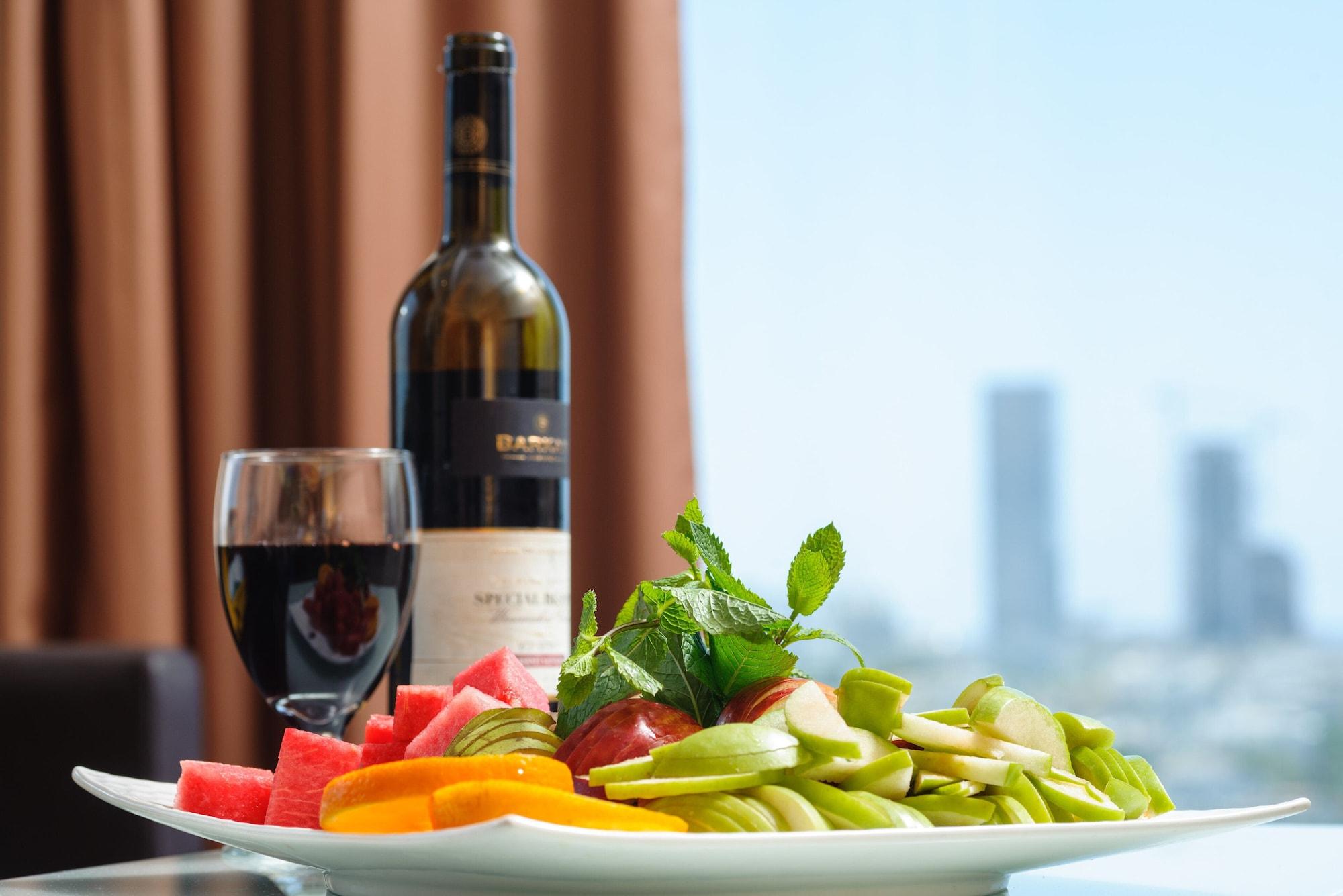 Leonardo City Tower Hotel Tel Aviv Giv'atayim Екстериор снимка A bottle of wine and a glass of wine