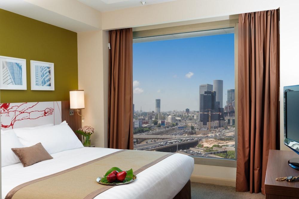 Leonardo City Tower Hotel Tel Aviv Giv'atayim Екстериор снимка A bedroom at the hotel