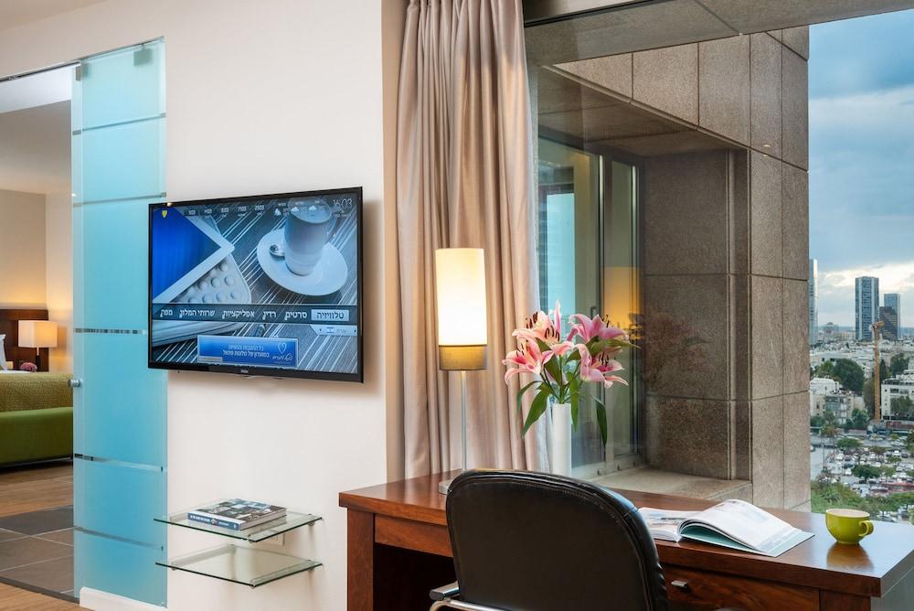 Leonardo City Tower Hotel Tel Aviv Giv'atayim Екстериор снимка A room at the hotel