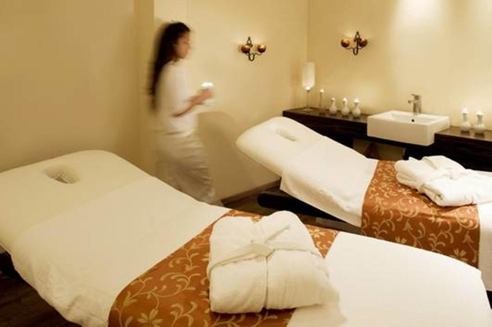 Leonardo City Tower Hotel Tel Aviv Giv'atayim Екстериор снимка A spa treatment room