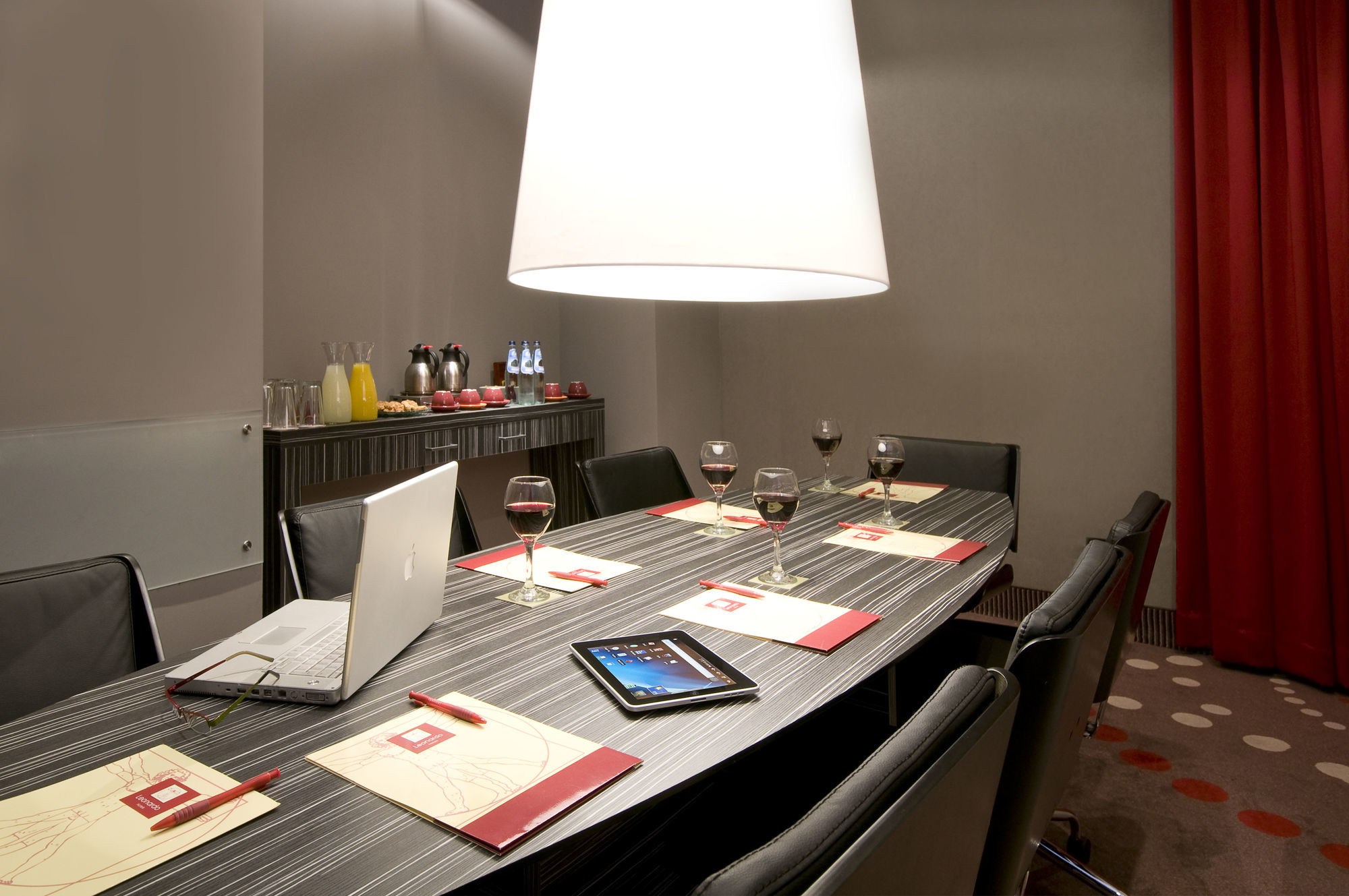 Leonardo City Tower Hotel Tel Aviv Giv'atayim Екстериор снимка A wine tasting in progress
