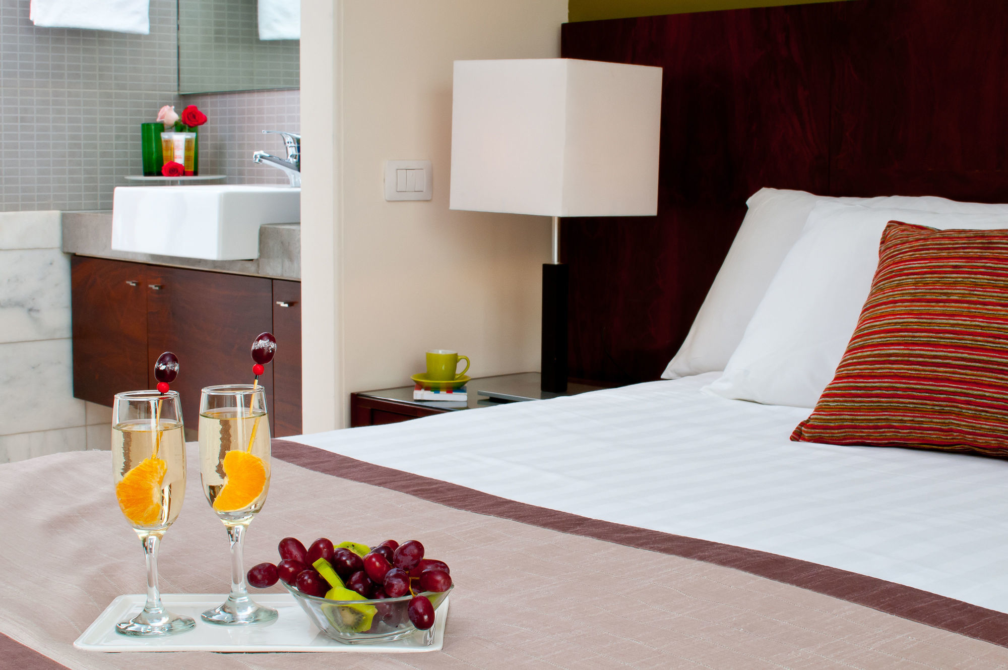 Leonardo City Tower Hotel Tel Aviv Giv'atayim Екстериор снимка A bedroom at the hotel
