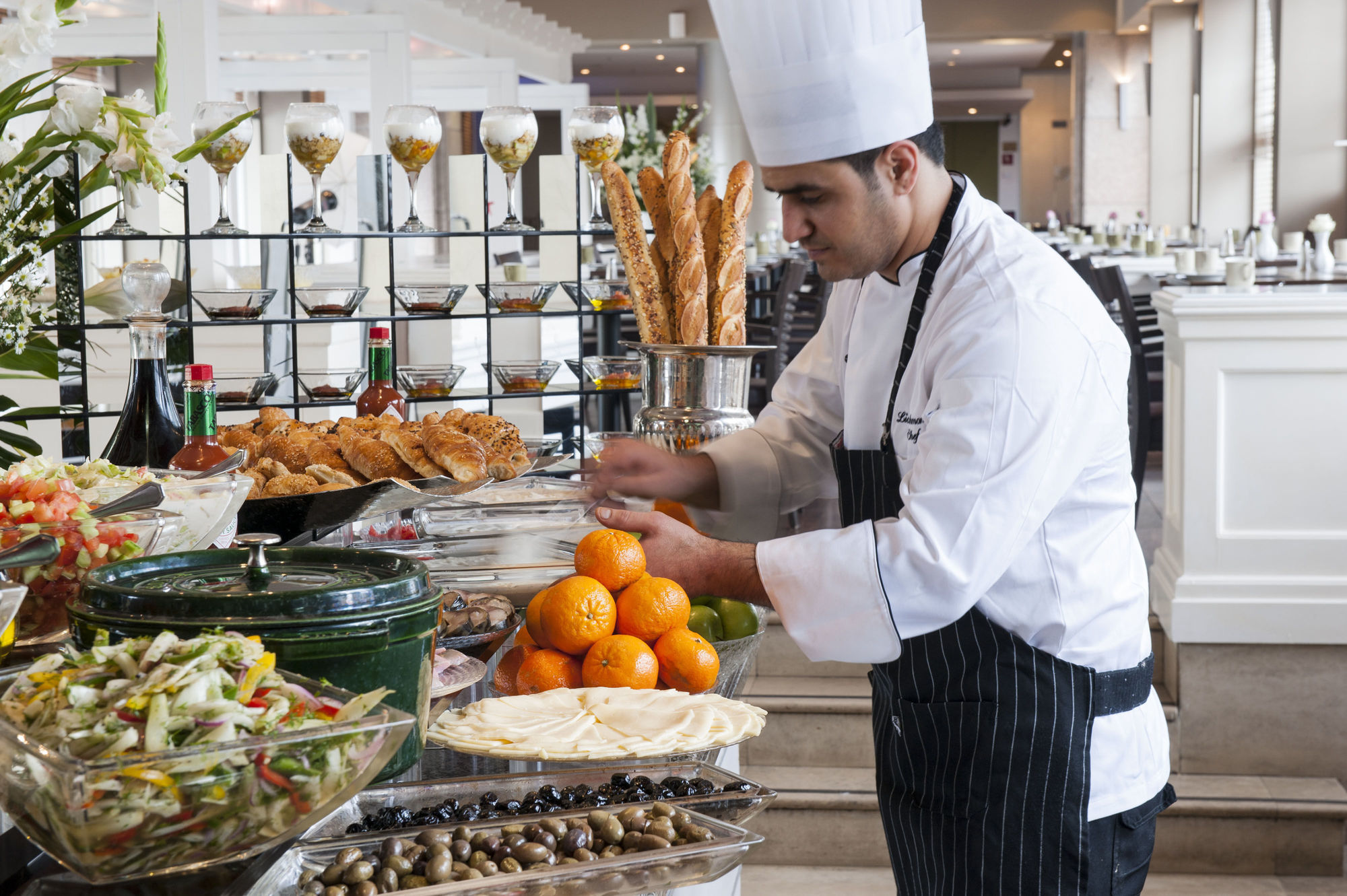 Leonardo City Tower Hotel Tel Aviv Giv'atayim Екстериор снимка A chef at work