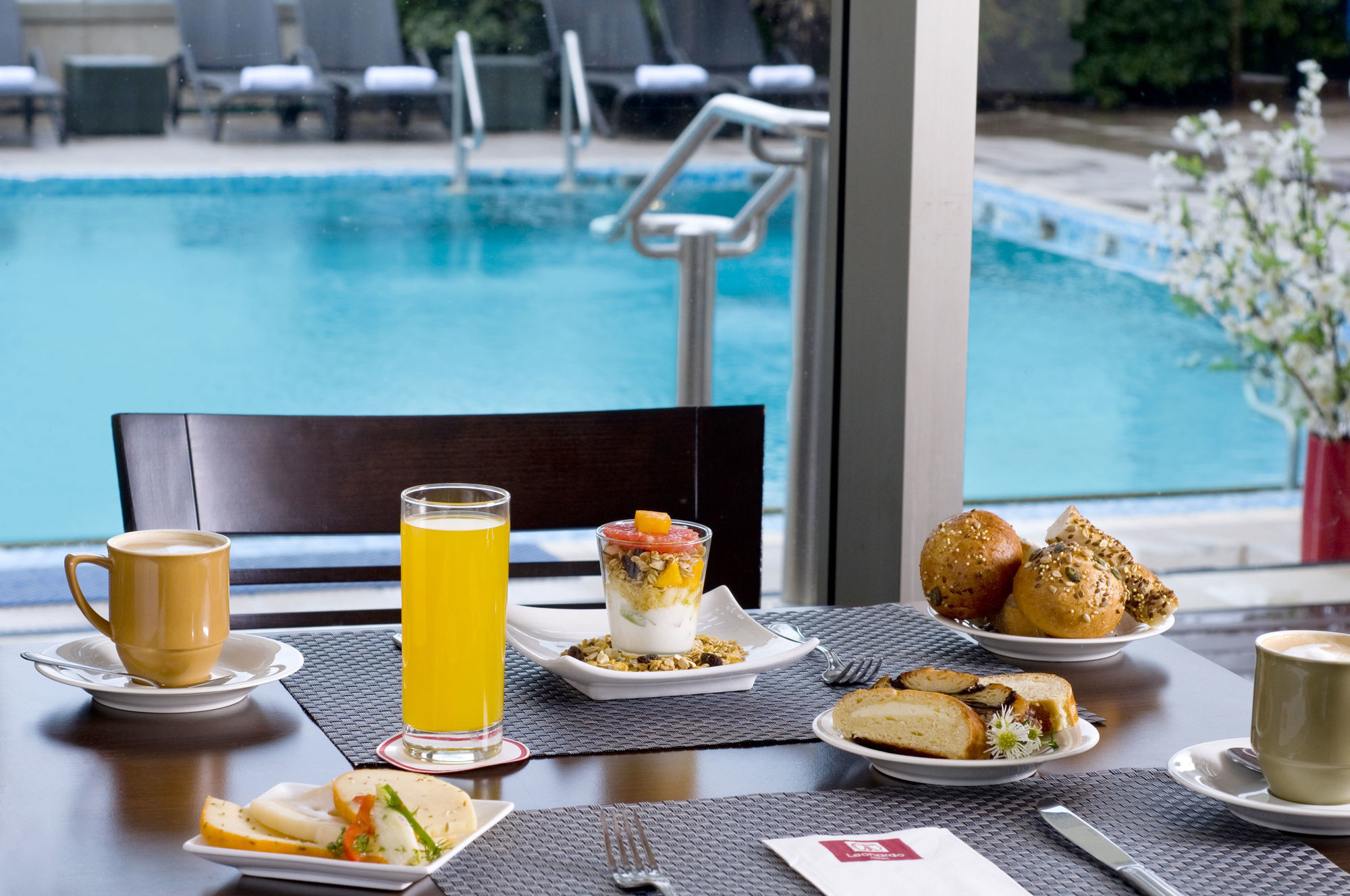 Leonardo City Tower Hotel Tel Aviv Giv'atayim Екстериор снимка Breakfast at the pool