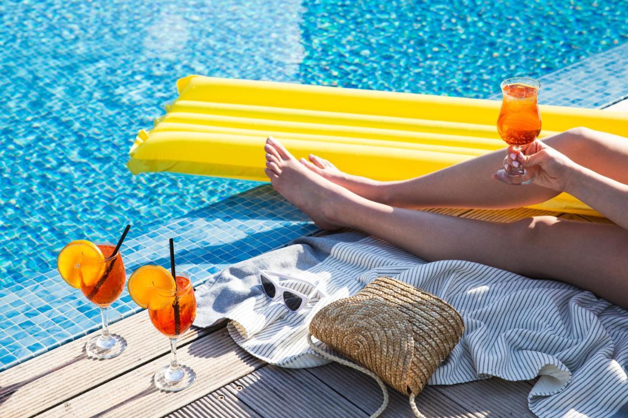Leonardo City Tower Hotel Tel Aviv Giv'atayim Екстериор снимка A woman relaxing by a pool